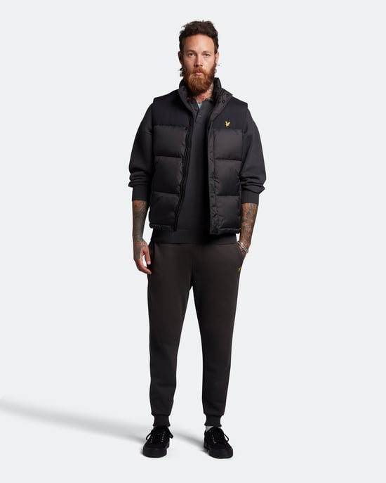 Lyle & Scott Wattierte Weste in Schwarz - Image 2