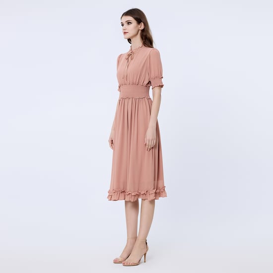 Chiffonkleid mit Smokings und kleinen Rüschen - Image 2