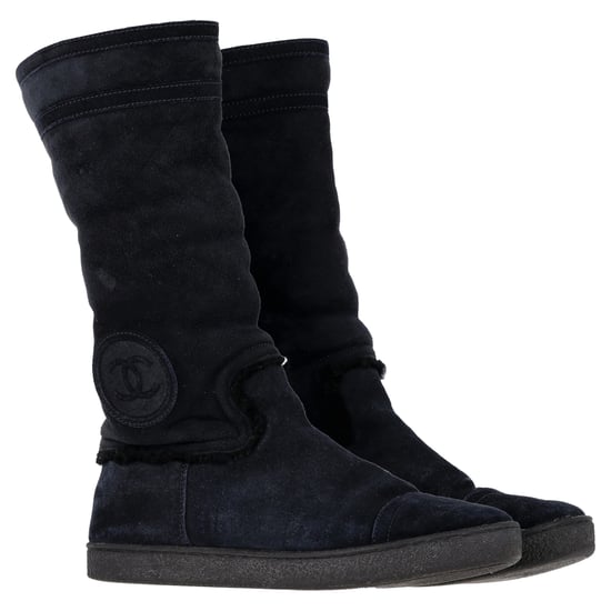 Chanel CC Logo Lammfell-Stiefel aus dunkelblauem Wildleder - Image 4
