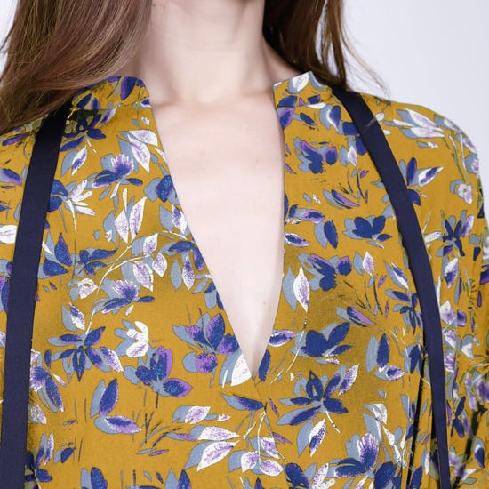 Kurzes Kleid mit Satin-Kragen und Blätterdruck - Image 4