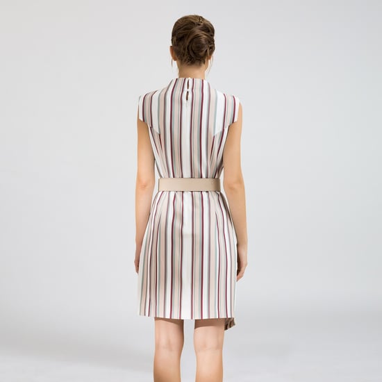 Schneiderkleid mit gekreuzten Einsätzen - Image 2