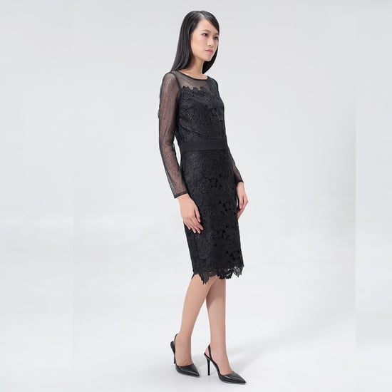 Kleid aus Makro-Spitze, tailliert geschnitten, mit Tüllärmeln - Image 3