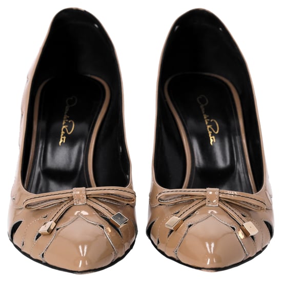 Oscar De La Renta Pumps mit Muschelkante und Schleifendetail aus braunem Lackleder - Image 4