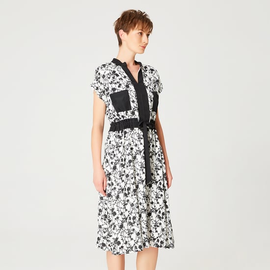 Bi-Material-Kleid mit monochromem Blumendruck und Kordelzuggürtel - Image 3