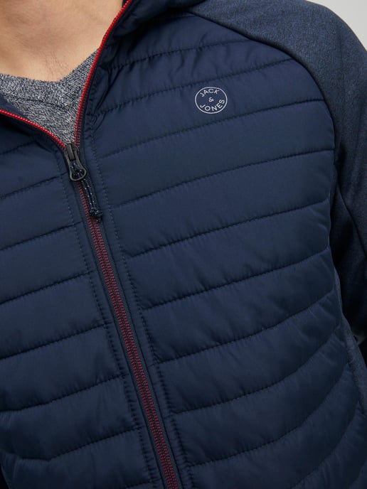 Bequeme Steppjacke für Herren von der Marke JACK & JONES. Sehr angenehm zu tragen, bequem und sportlich geschnitten zugleich. Zwei seitliche Reißverschlusstaschen und die Innentasche bieten sicheren Platz für Habseligkeiten. Die Kapuze ist nicht verstellb - Image 3