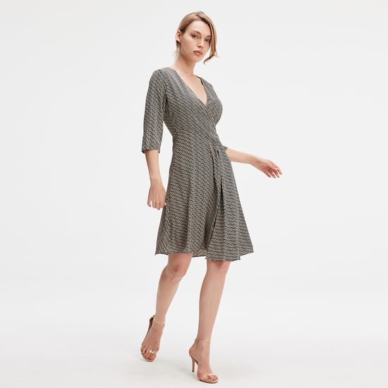 Überkreuzt drapiertes seitliches Skaterkleid - Image 3