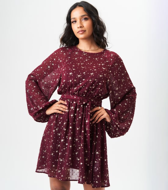 Schwarzes langärmeliges Minikleid mit Sternendruck - Image 3