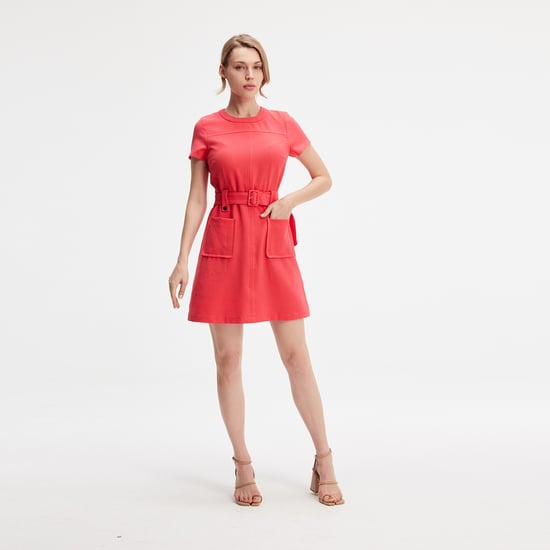 Kurzes Kleid mit aufgesetzten Taschen - Image 4