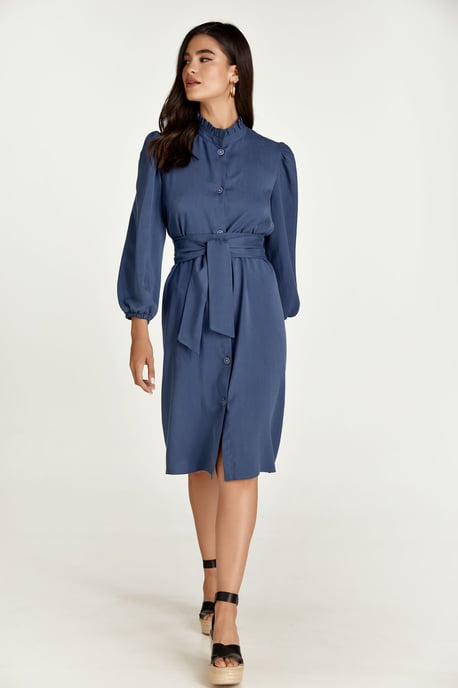 Langärmeliges Indigokleid aus Tencel mit Gürtel - Image 1