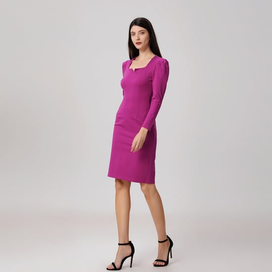 Tailliertes Kleid mit Puffärmeln - Image 2