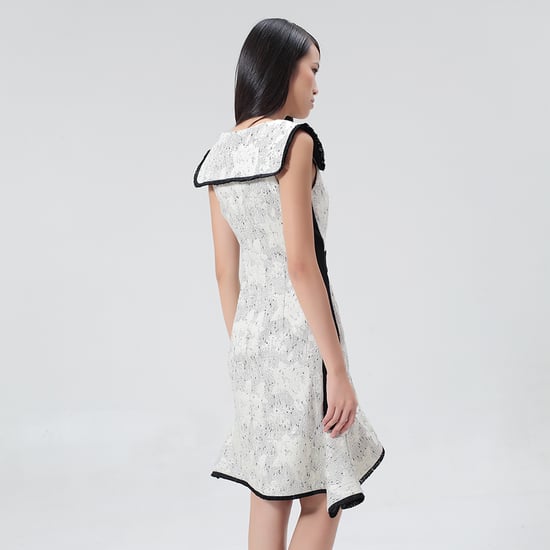 Maßgeschneidertes Brokatkleid mit kontrastierenden Borten - Image 6
