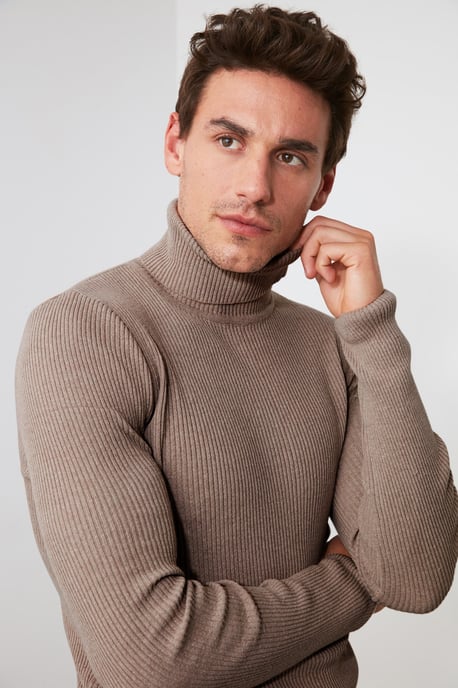 Trendyol Hommes Col roulé Corps conique Chandail - Image 3