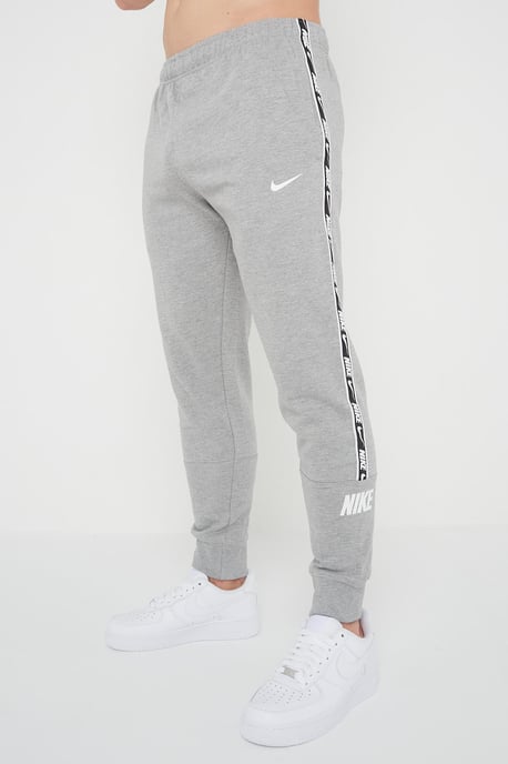 Nike Herren Wiederholung Taping Logo Fleece Cuffed Jogger in Grau - Image 3