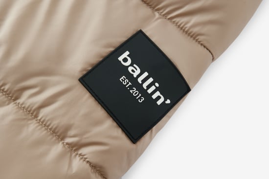 Herren Wintermantel von der Marke Ballin Est. 2013. Die Jacke ist aus hochwertigem Polyester gefertigt und hat eine normale Passform. Die Jacke verfügt über einen Auf- und Abwärts-Reißverschluss, einfach für Fahrrad, Moped oder Roller.  Marke: Ballin Est. - Image 4