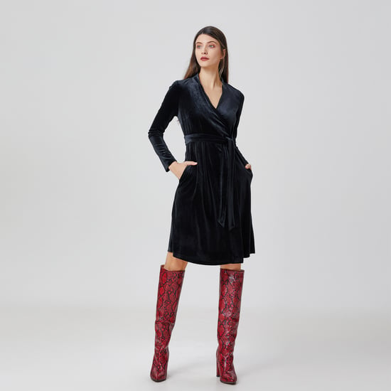 Wickelkleid aus Samt mit V-Ausschnitt - Image 2