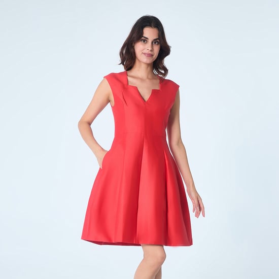Kurzes Fit-and-Flare-Kleid aus Satin mit quadratischem V-Ausschnitt - Image 1