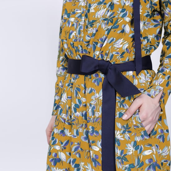 Kurzes Kleid mit Satin-Kragen und Blätterdruck - Image 3