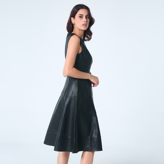 Ärmelloses, figurbetontes Kleid aus PU - Image 2