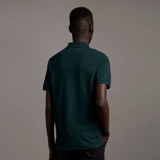 Als ultimative Stilikone von Lyle & Scott steht unser einfarbiges Poloshirt seit Jahrzehnten an der Spitze der Mode. Erhältlich in einer Vielzahl von Farben und hergestellt aus einer leichten, weichen Baumwollmischung, sind unsere Polos ein Muss für jeden - Image 2