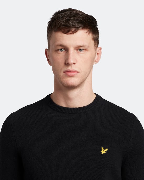 Lyle & Scott Pullover mit Rundhalsausschnitt aus Lambswool in Schwarz - Image 4