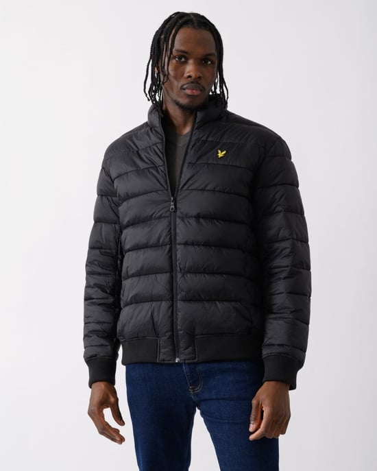 Lyle & Scott wattierte tiefschwarze Jacke mit Trichterkragen - Image 1