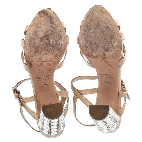 Miu Miu Sandalen mit Schleifendetail und Knöchelriemen in nudefarbenem Lackleder mit Kristallabsatz - Image 6