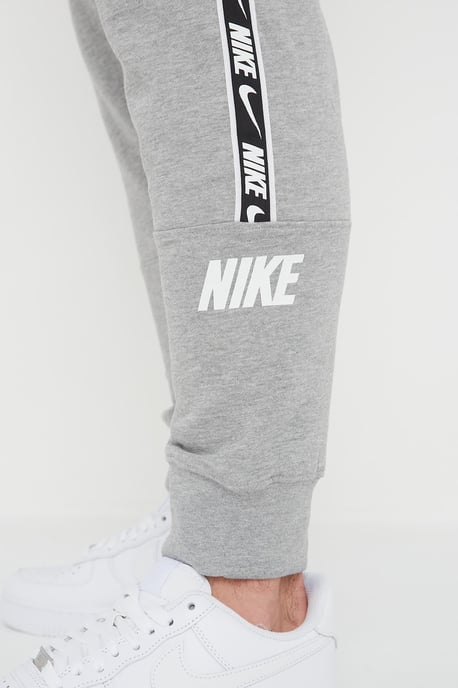 Nike Herren Wiederholung Taping Logo Fleece Cuffed Jogger in Grau - Image 6