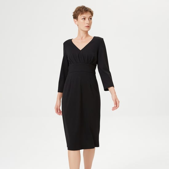 Angepasstes Kleid mit V-Ausschnitt und Falten auf der Brust - Image 1