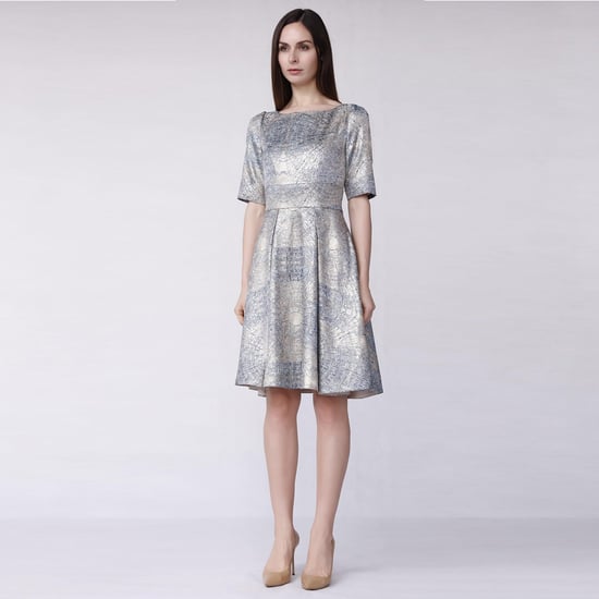 Geschwungenes und ausgestelltes Cocktailkleid aus Jacquard - Image 1