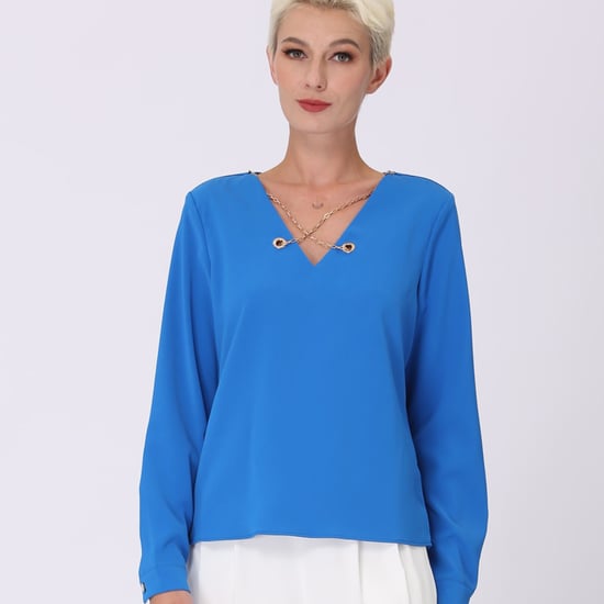 Bluse mit V-Ausschnitt und Zierkette - Image 4