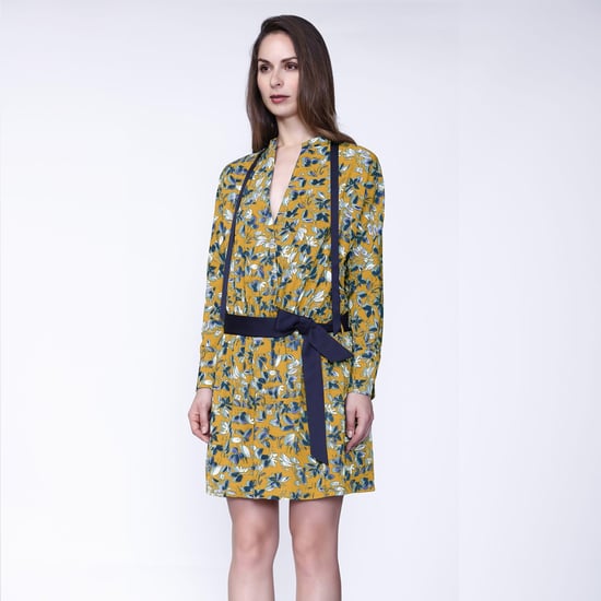 Kurzes Kleid mit Satin-Kragen und Blätterdruck - Image 1