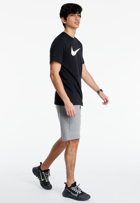 Nike Swoosh Logo-T-Shirt in Schwarz - Image 4