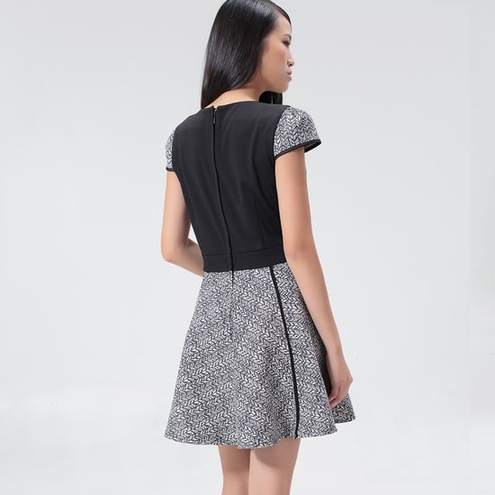 Geometrisch bedrucktes Skaterkleid und Jersey-Garnitur - Image 2