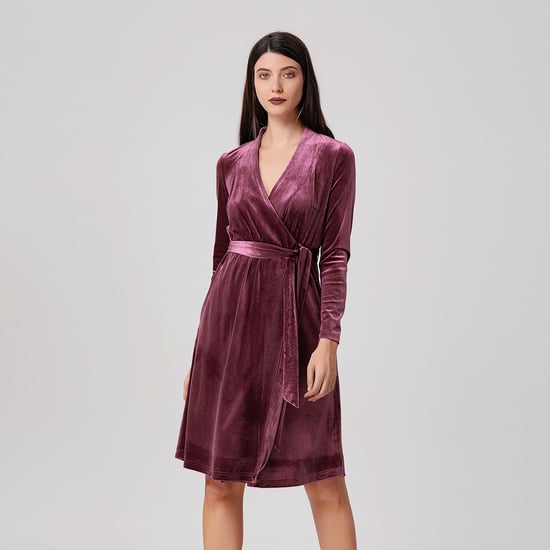 Wickelkleid aus Samt mit V-Ausschnitt - Image 1