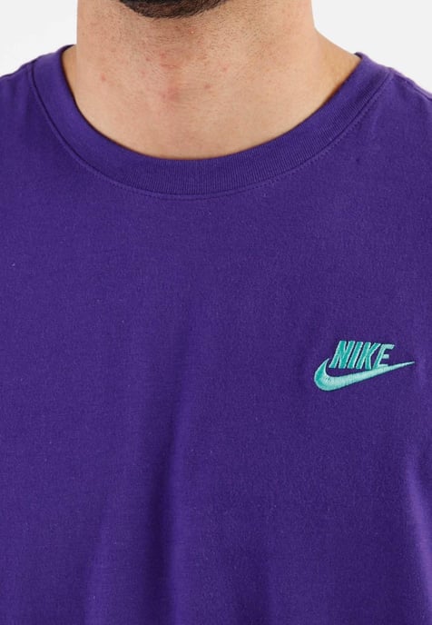 Nike Sportswear Club Herren-T-Shirt in Lila - Image 3