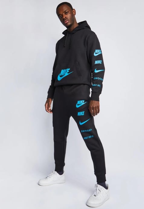 Nike Sportswear Standardausgabe Trainingsanzug mit Kapuze in Schwarz - Image 1