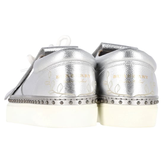 Burberry Kiltie Fransen Detail Slip-On Sneaker Metallic Silber Leder - Image 4