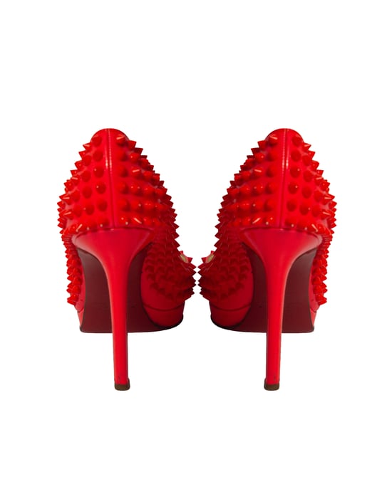 Christian Louboutin Pigalle Plato 120 Spiked Heels in neonglänzendem rotem Lackleder - Image 4