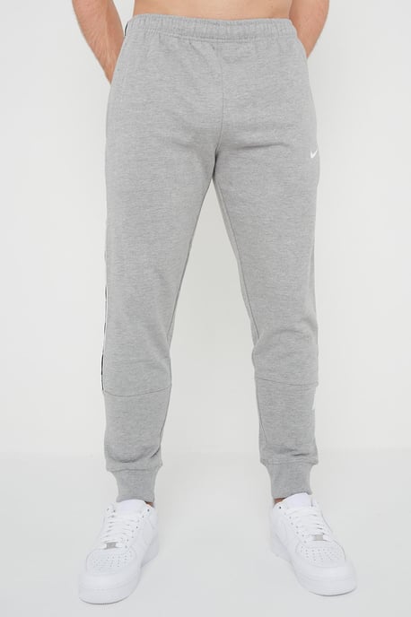 Nike Herren Wiederholung Taping Logo Fleece Cuffed Jogger in Grau - Image 1