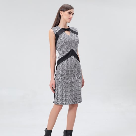 Tailliertes Cocktailkleid mit geometrischem Druck und Jersey-Garnitur - Image 1