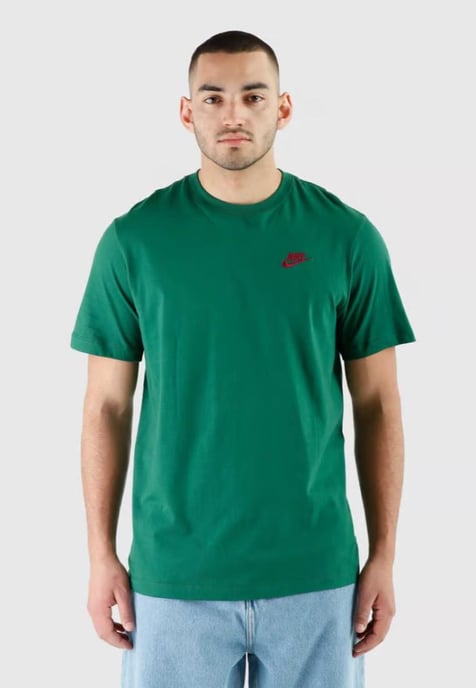 Nike Sportswear Club Herren-T-Shirt in Grün - Image 1