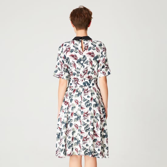 Trapèze-Robe in Midi-Länge mit feinen Brüsten und Fransen - Image 6