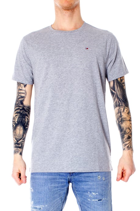 T-Shirt für Männer von der Marke Tommy Jeans. Diese Shirts von Tommy Jeans sind aus Bio-Baumwolle gefertigt und haben einen Slim Fit. Dabei handelt es sich um eine etwas schmalere Passform. Die weiche Baumwolle sorgt für einen optimalen Tragekomfort. - Image 1