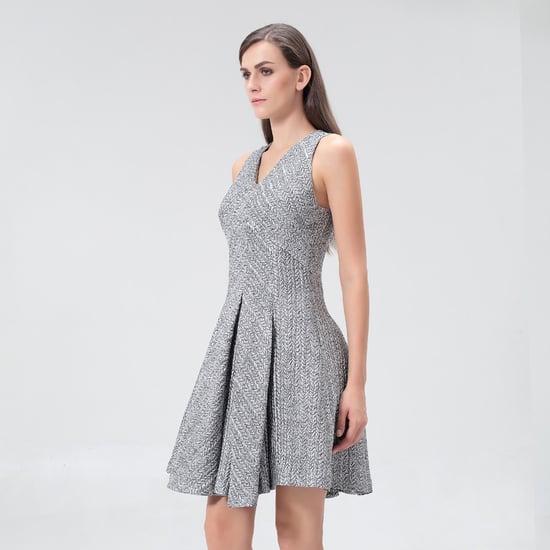 Silbernes Jacquard-Kleid in figurbetonter Passform - Image 3
