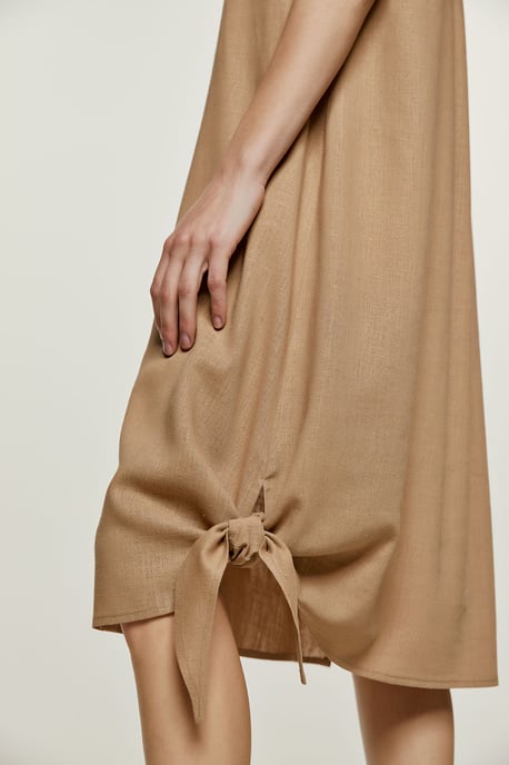 Beigefarbenes Midikleid mit Bindedetail - Image 3
