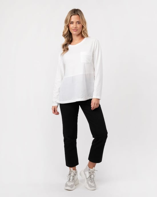 Rundhals-T-Shirt mit Brusttasche und Seitenschlitz in Weiß - Image 3