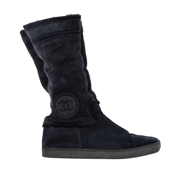 Chanel CC Logo Lammfell-Stiefel aus dunkelblauem Wildleder - Image 1