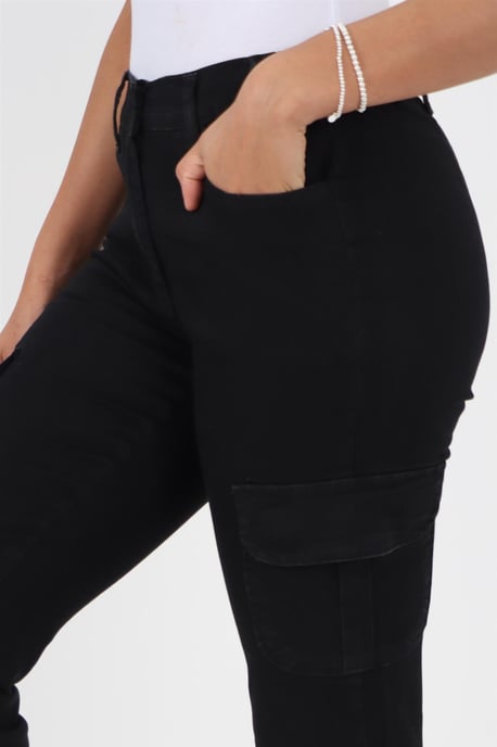 Damen-Jeans mit seitlichem elastischem Bund und Bündchen in Schwarz - Image 4
