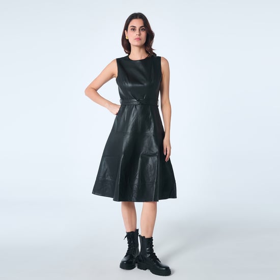 Ärmelloses, figurbetontes Kleid aus PU - Image 1