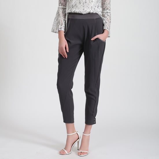 Konisch zulaufende Hose aus Bi-Material - Image 2